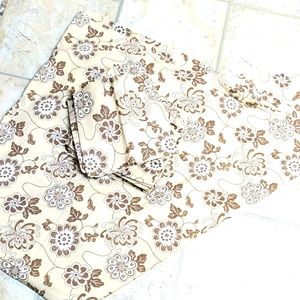 Jabara Tablecloth and 8 napkins.